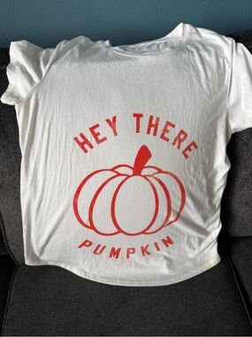 Hey There Pumpkin Graphic Tee - White with Pumpkin Print Maternity shirt 🤰